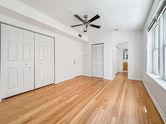 5th image of 4240 N Clarendon Ave APT 215N
