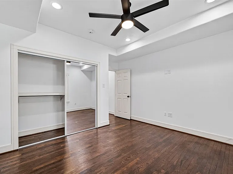 7030 Sidney St — Photo 27