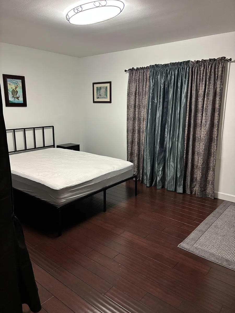 Queen size bed - Shields Rd