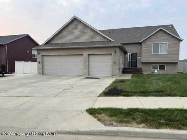 2841 Prairie Oak Dr, Dickinson, ND 58601
