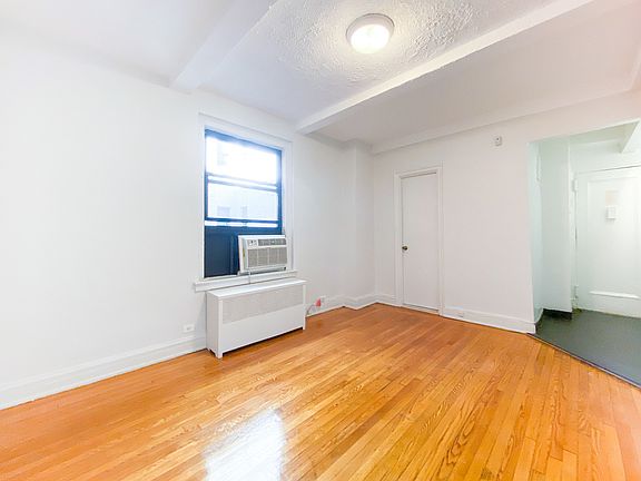 3rd image of 215 W 83rd St APT 6D