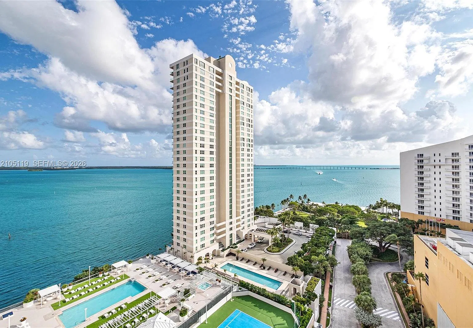 Isola Condo — Photo 2