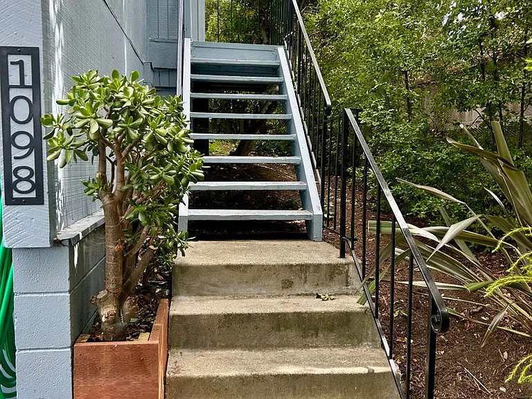 1098 Azalea Ct — Photo 2