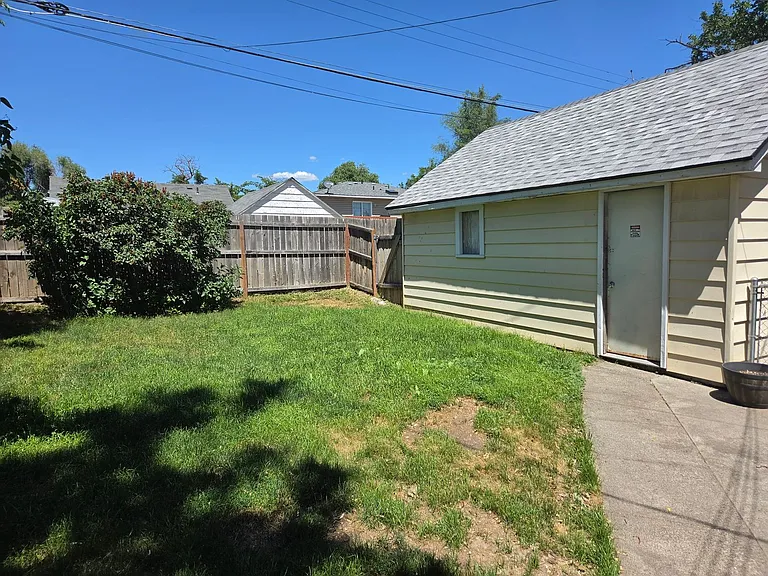 1417 E Wellesley Ave — Photo 19