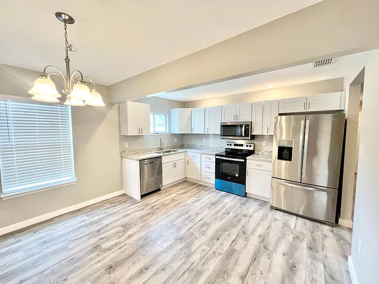 2035 Waverly Ave — Photo 30