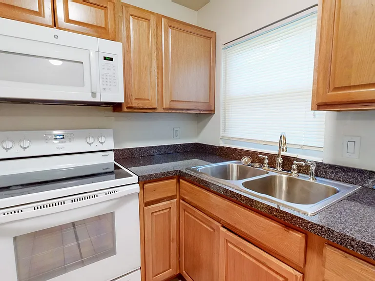 2101 Karen Ln — Photo 6