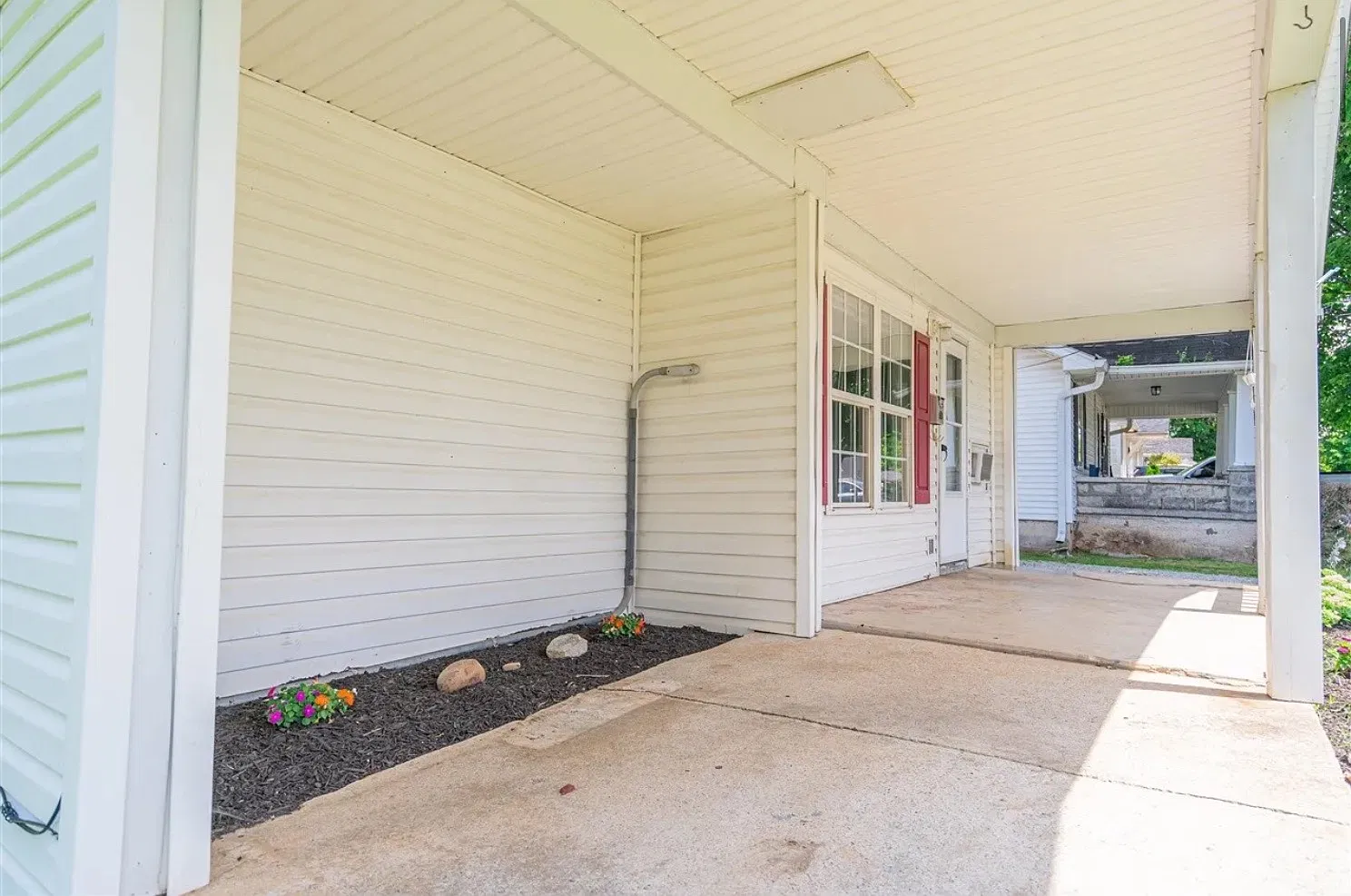 1318 E 14th Ave — Photo 2