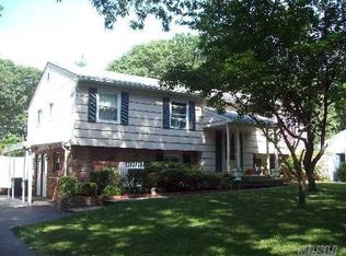 10 Dorchester Dr, Coram, NY