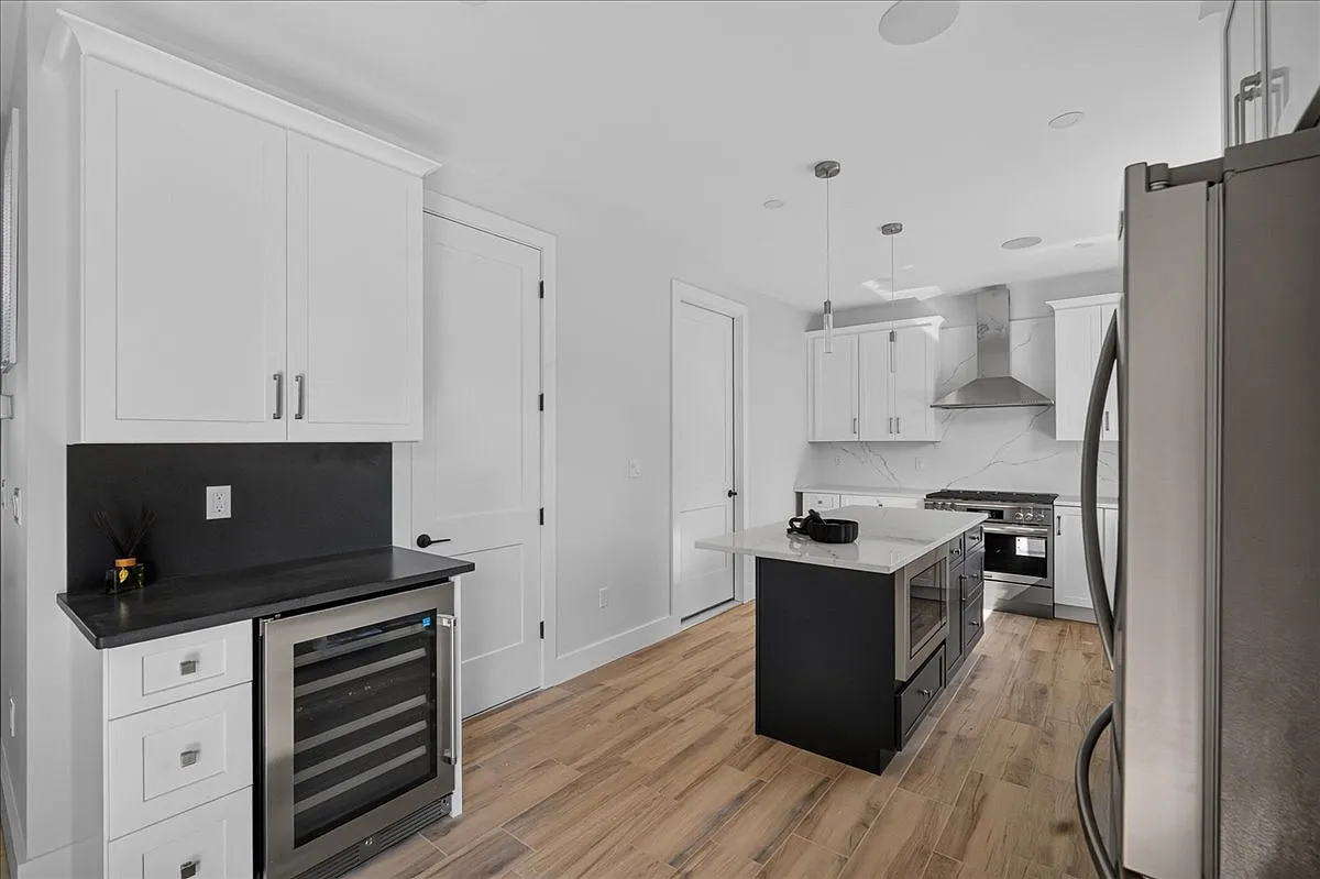 4 bed, 2400 sqft, $4,700 — Photo 4