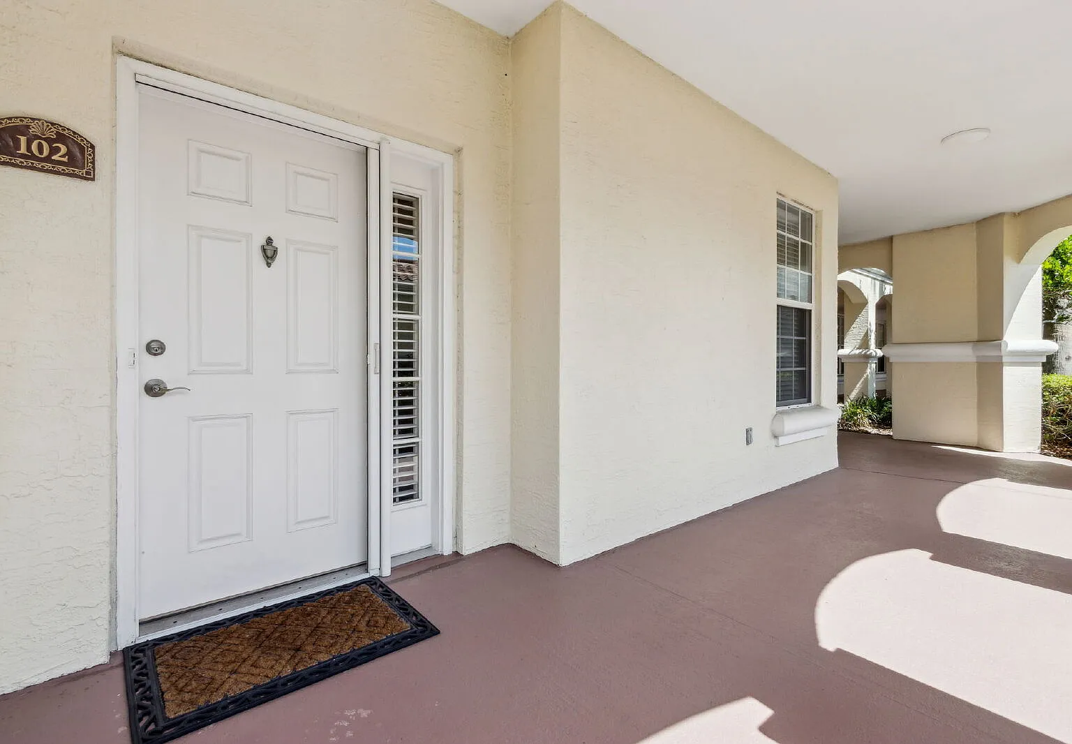 3 bed, 3.0 bath, 2036 sqft, $4,000 — Photo 2
