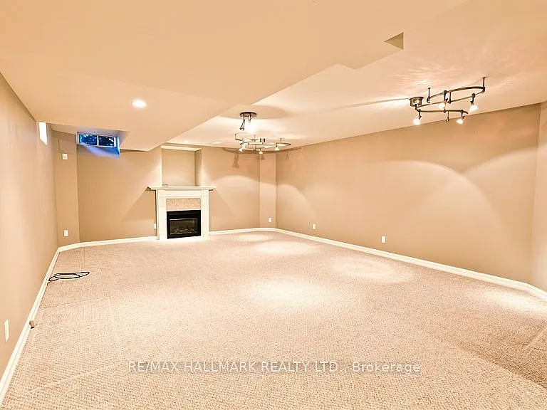 441 Heddle Cres N — Photo 18