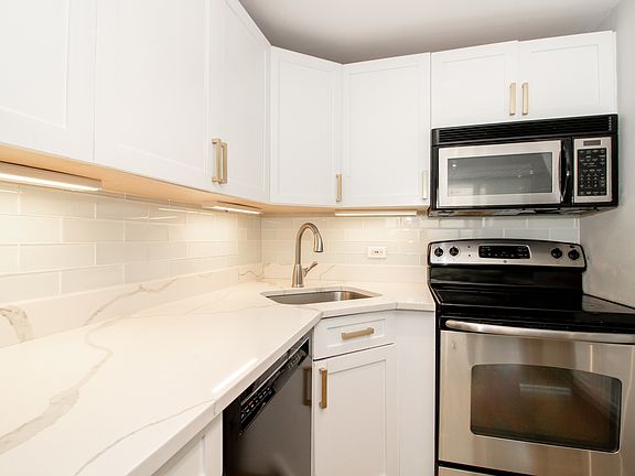 4th image of 1221 N Dearborn Pkwy #210N