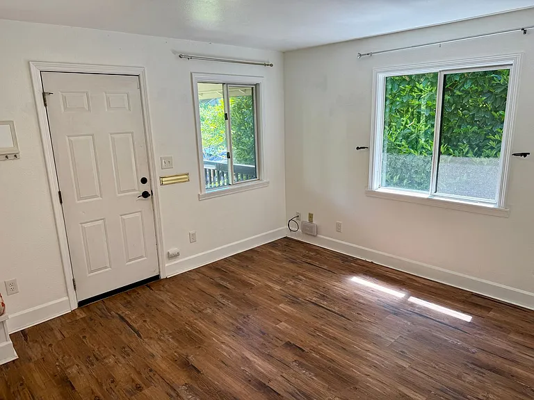 6525 N Maryland Ave — Photo 4