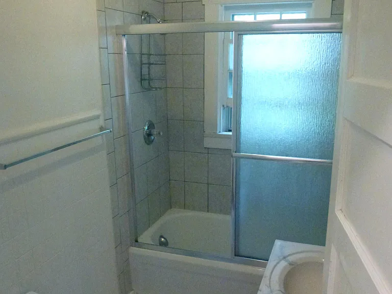 Mainfloor 3/4 bathroom