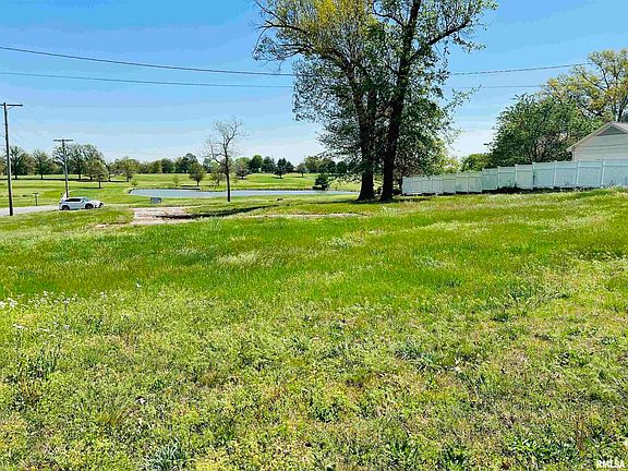 3rd image of 301 Country Club Ln