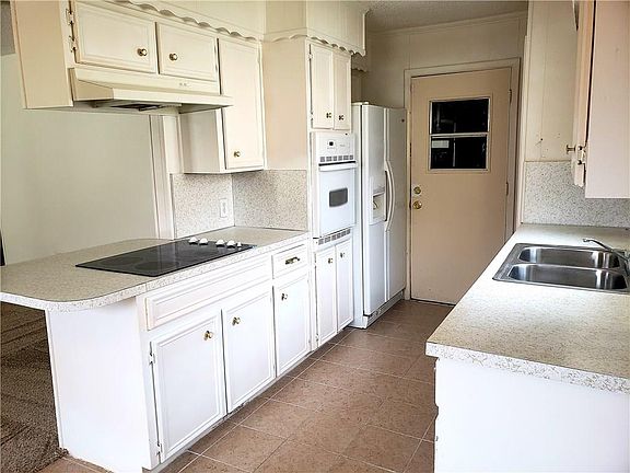 5th image of 208 NW Suzanne Ter