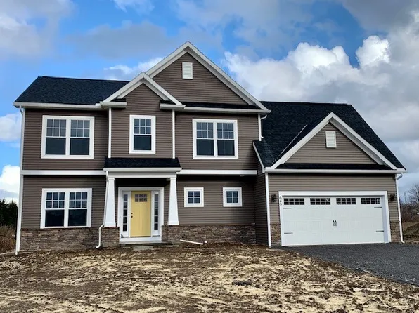 76 Fourmile Creek Cir, Ontario, NY 14519