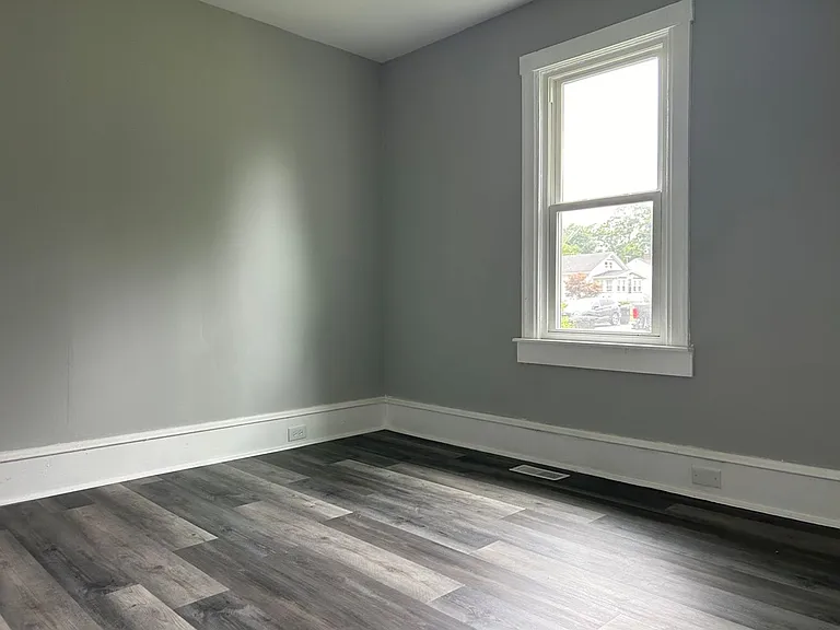 148 Charles Ave — Photo 4