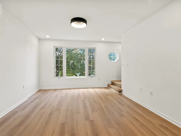 3-35 Grandview Avenue image 3 of 23