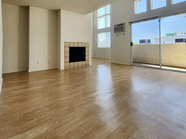 3750 Kelton Ave #202 — Photo 2
