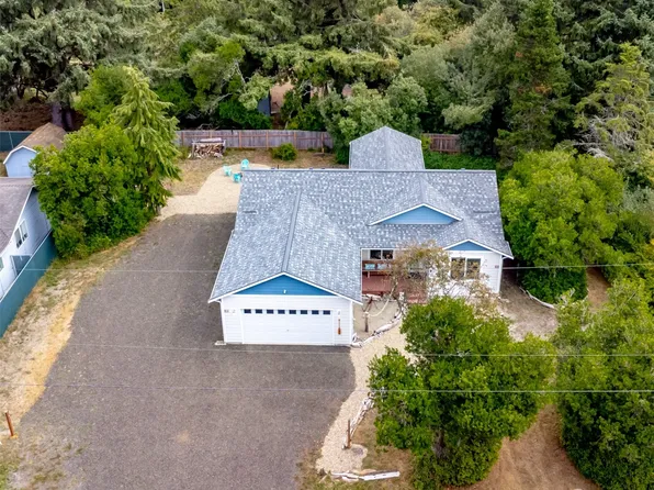136 N Oar Loop NW, Ocean Shores, WA 98569