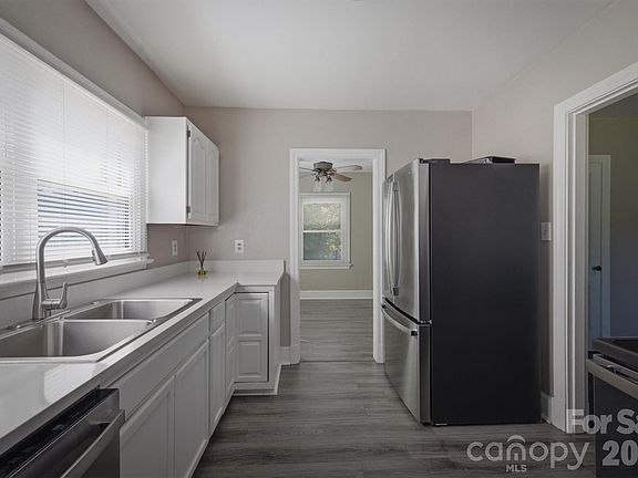 4th image of 1060 14th Ave NW