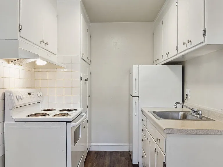 Coral Gardens Apartments — Photo 7