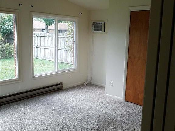 5th image of 415 Brownstone Dr