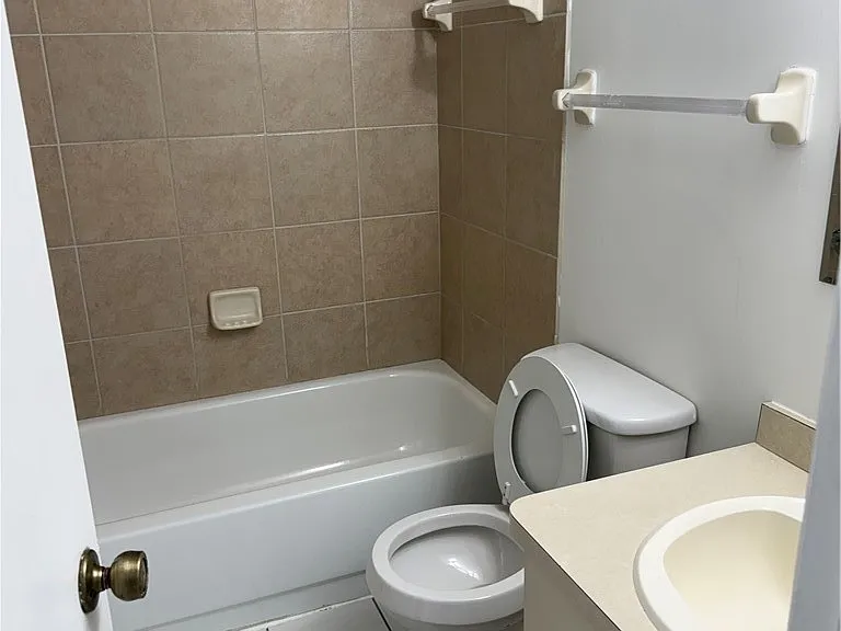 22523 Westchester Blvd #A201 — Photo 5