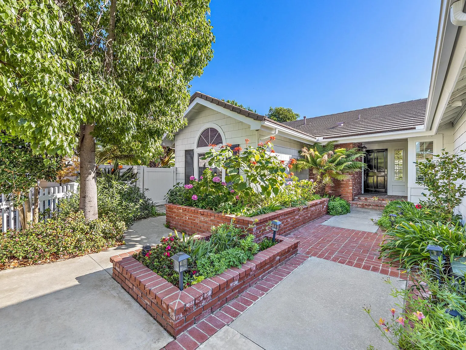 3 bed, 1896 sqft, $7,850 — Photo 4