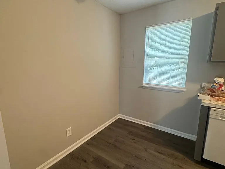 622 Raynor St — Photo 8