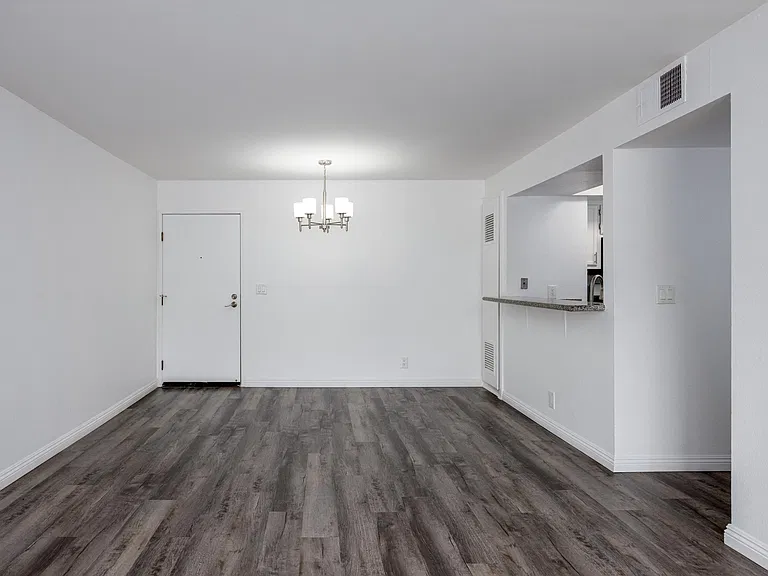 Hawthorne Apartments — Photo 17