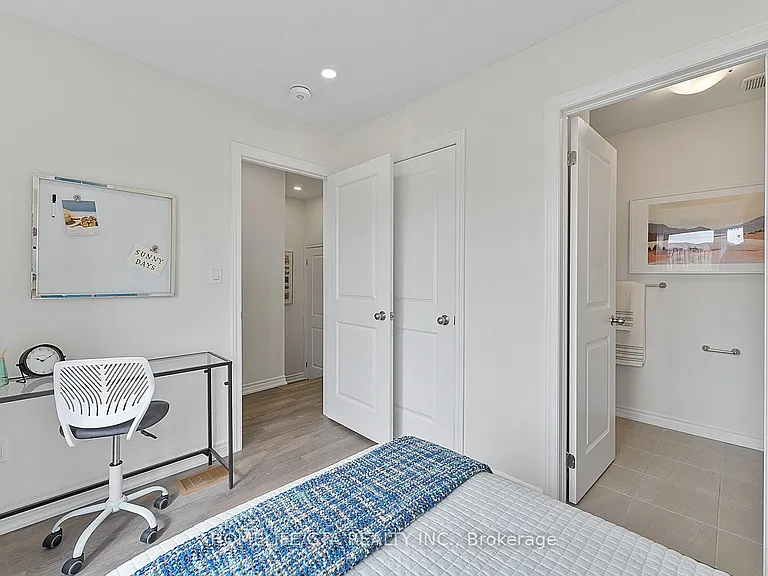7 Holyrood Cres — Photo 8