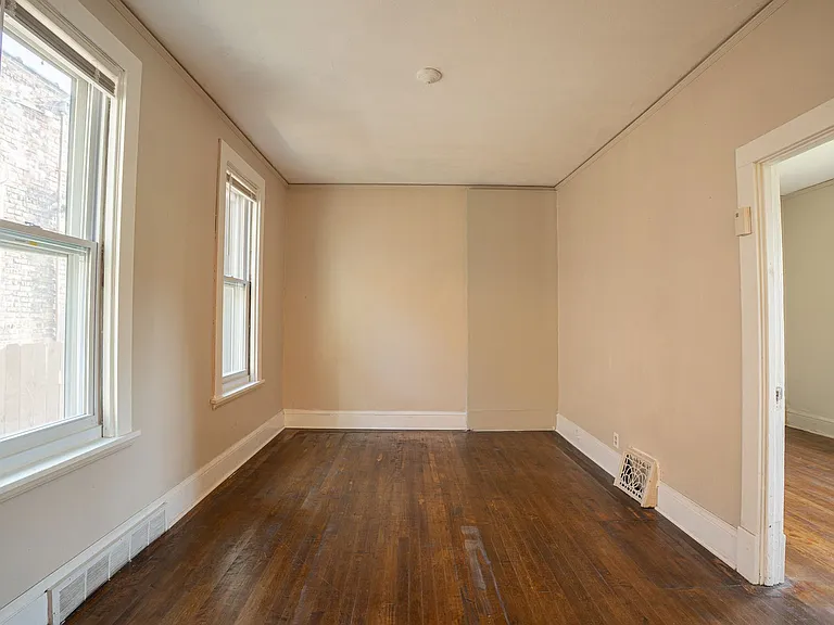 2348 S Kinnickinnic Ave — Photo 4