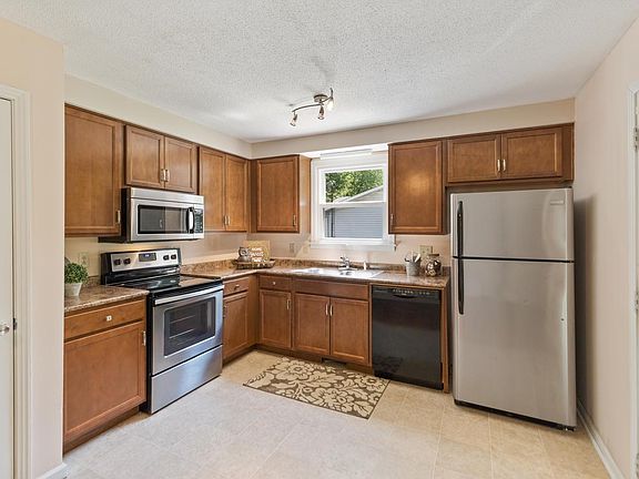 4th image of 384 Elaine Dr