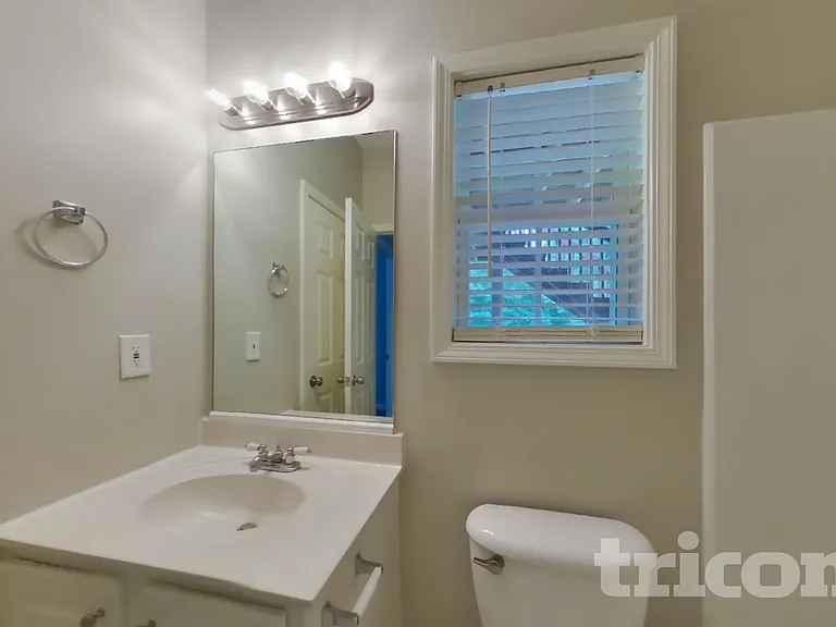 585 Chastleton Dr — Photo 17