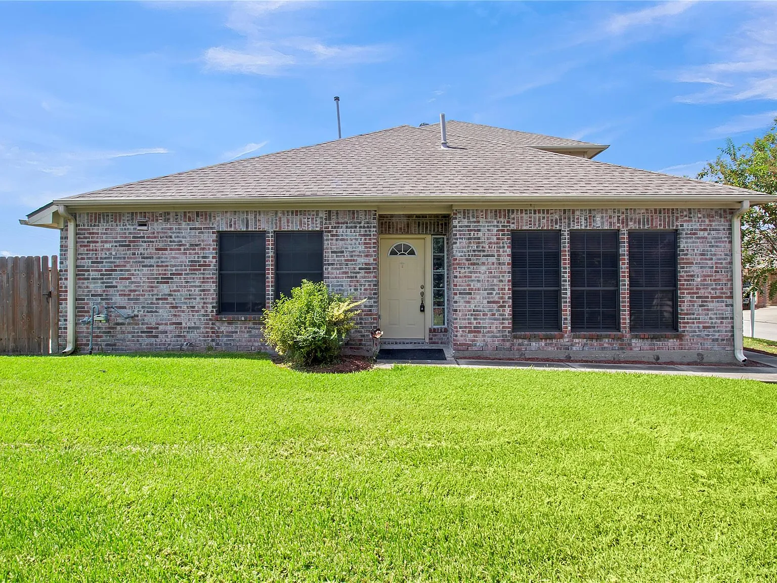 3 bed, 2.5 bath, 1763 sqft, $2,000 — Photo 2