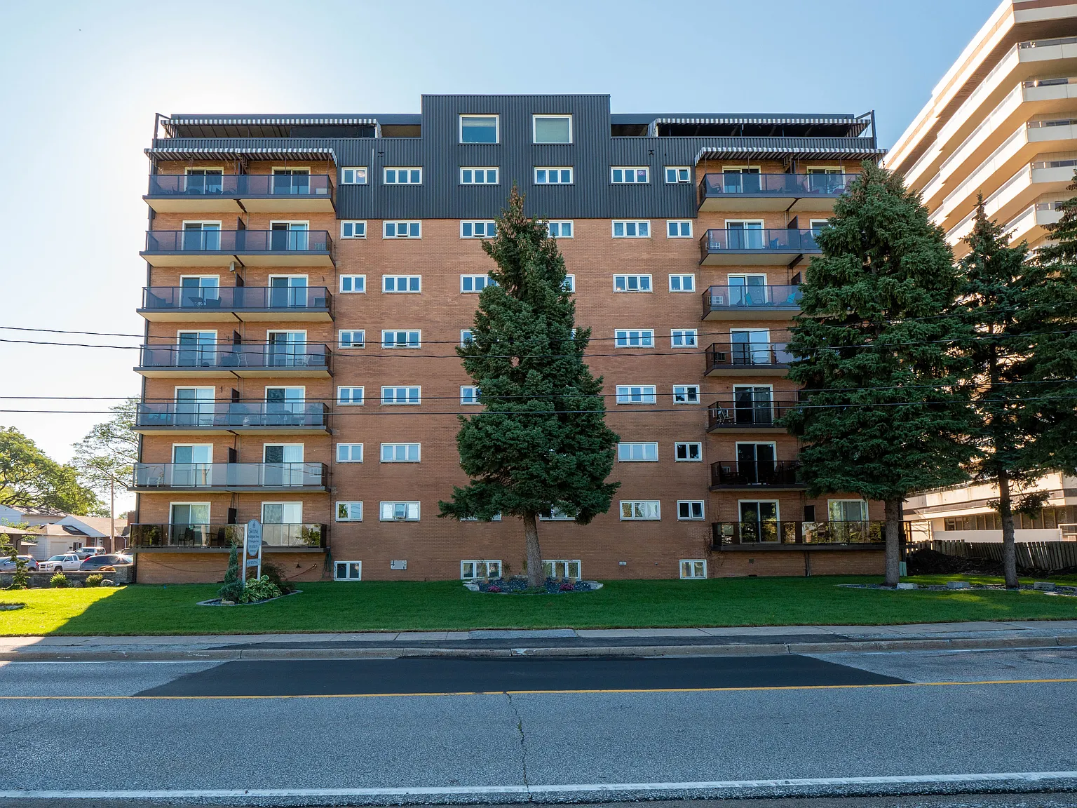 Buckingham Tower Apartments — Photo 3
