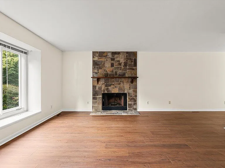 3555 Londonderry Ln — Photo 6