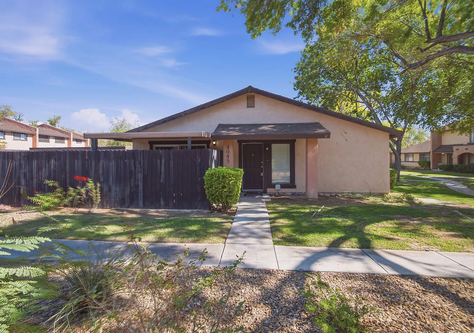 Lovely Move-In Ready 3-Bedroom Single-Story Las Vegas Townhome! — Photo 1