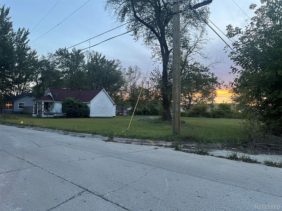 2nd image of 720 Magnolia Dr