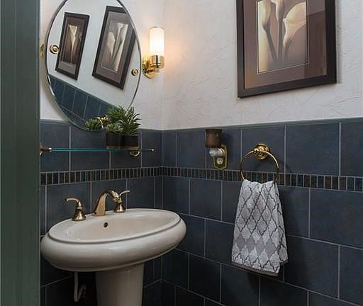 Lavette on first floor with Italian tile
