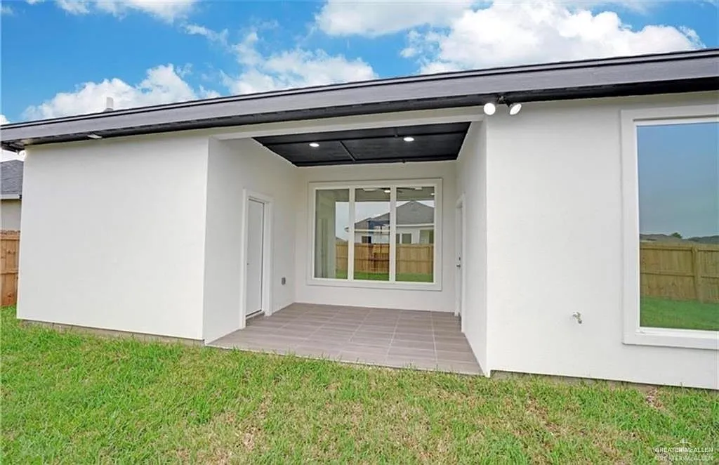 4 bed, 3.0 bath, 1848 sqft, $2,400 — Photo 2