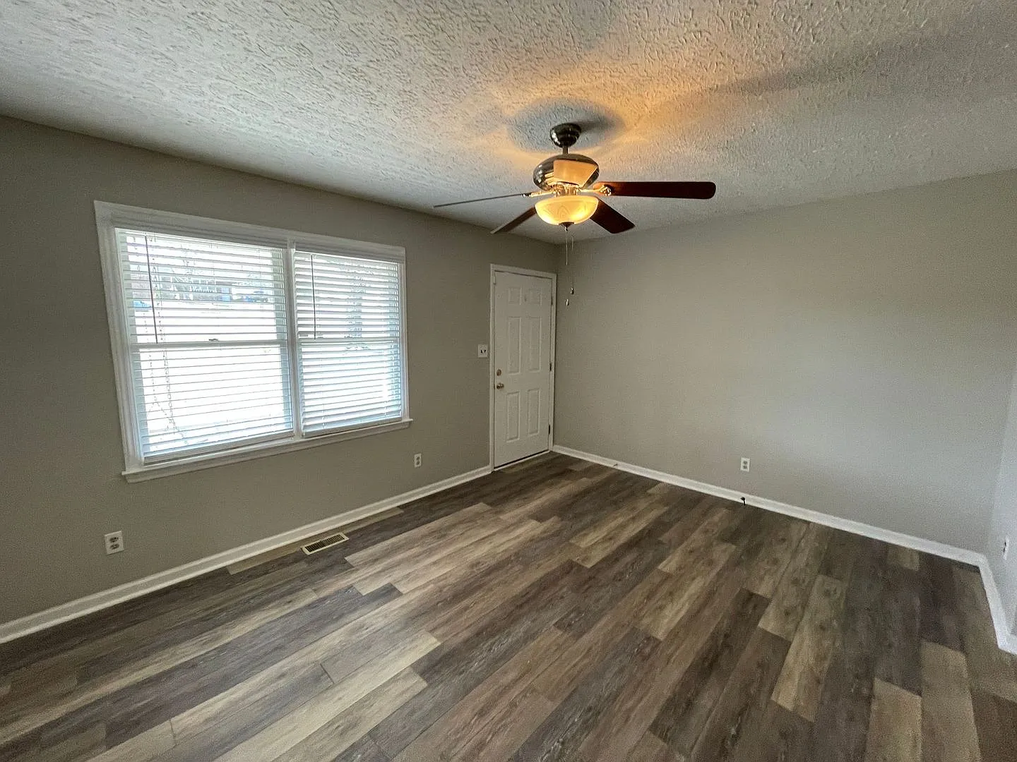 3 bedroom 1 bathroom house available. Pet friendly! — Photo 4