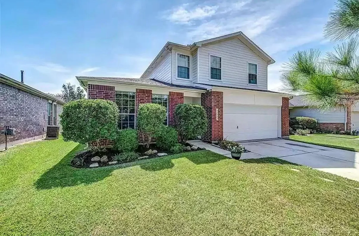 4 bed, 2.5 bath, 2733 sqft, $2,350 — Photo 1