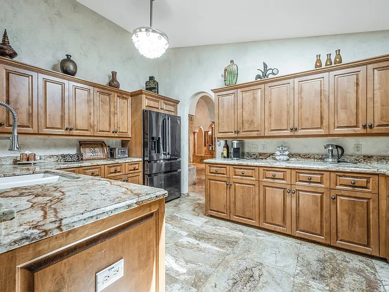 481 Crestwood Ln — Photo 35