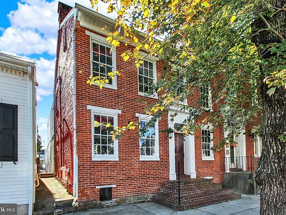 2nd image of 209 Broadway