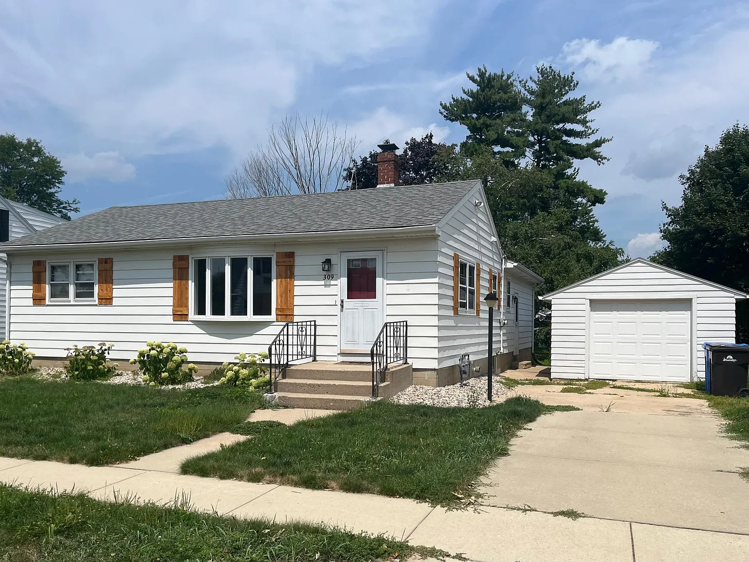 3 bed, 1400 sqft, $2,400 — Photo 1