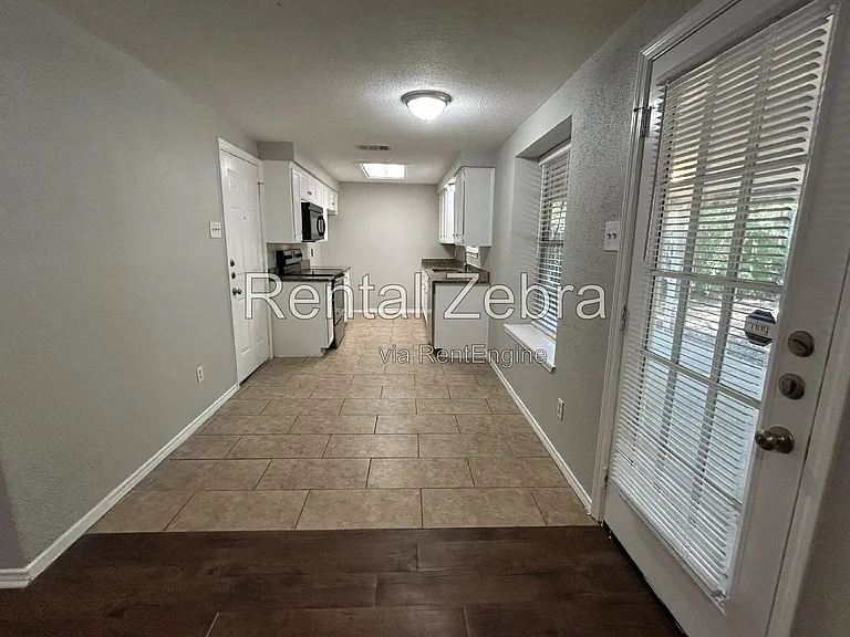 6005 Lindy Ln — Photo 3