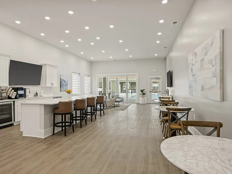 The Grande at Geyser Falls Luxury Apartments — Photo 17